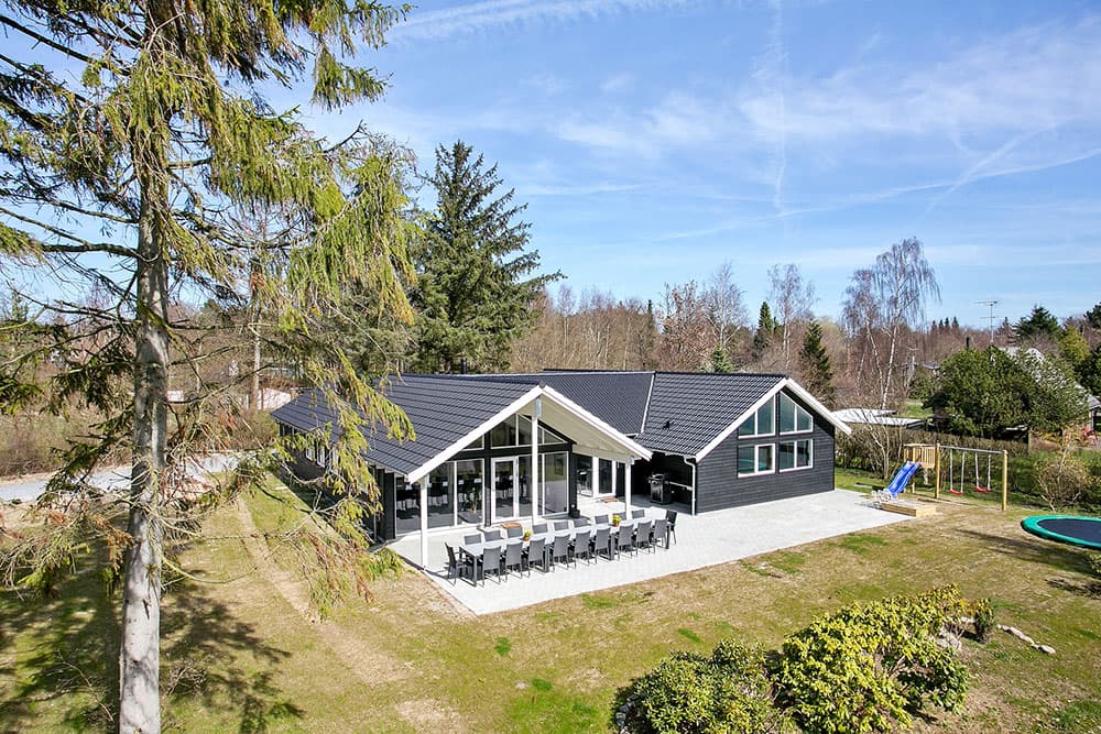 Poolhus til 20 personer kun 500 meter fra dejlig badestrand og 300 meter fra stort fredet naturområde ved smukke Udsholt strand. - Bild 1