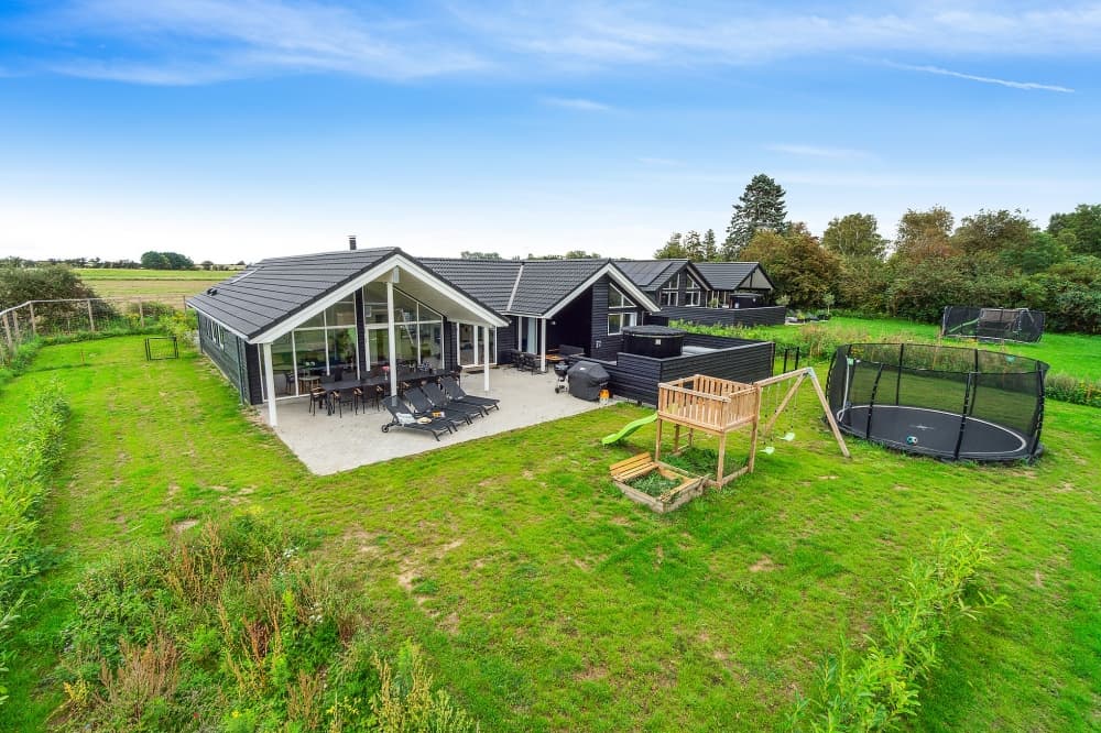 Velindrettet sommerhus med pool i Jægerspris - Bild 1