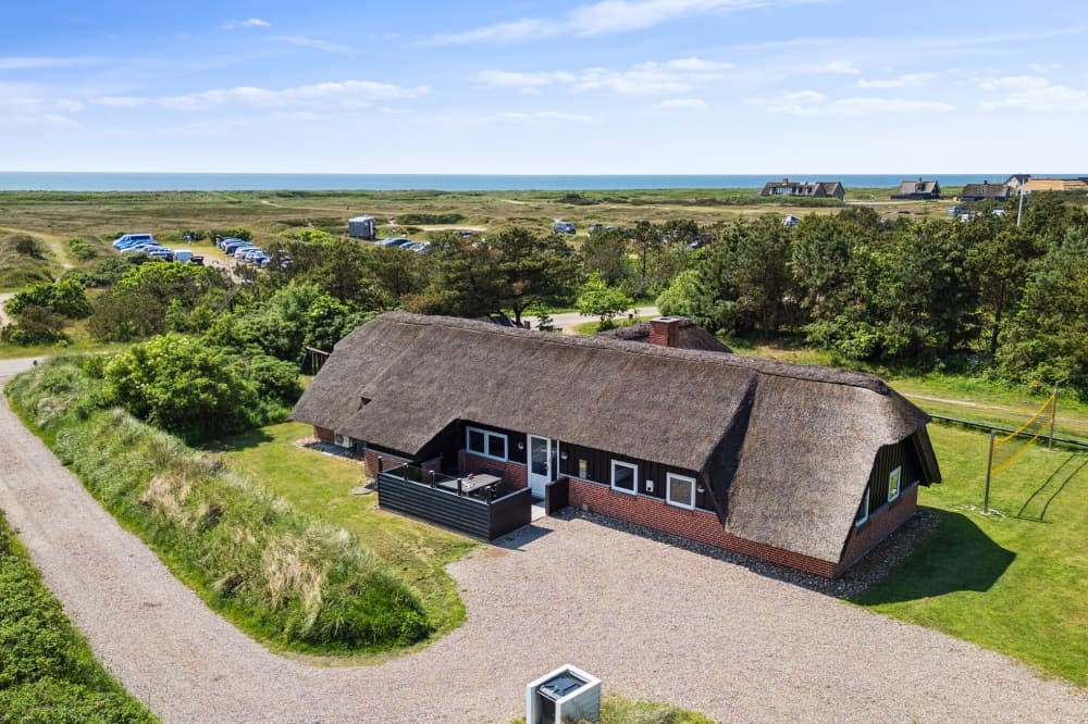 Sommerhus tæt ved stranden i Blåvand til 10 personer med udespa - Bild 1