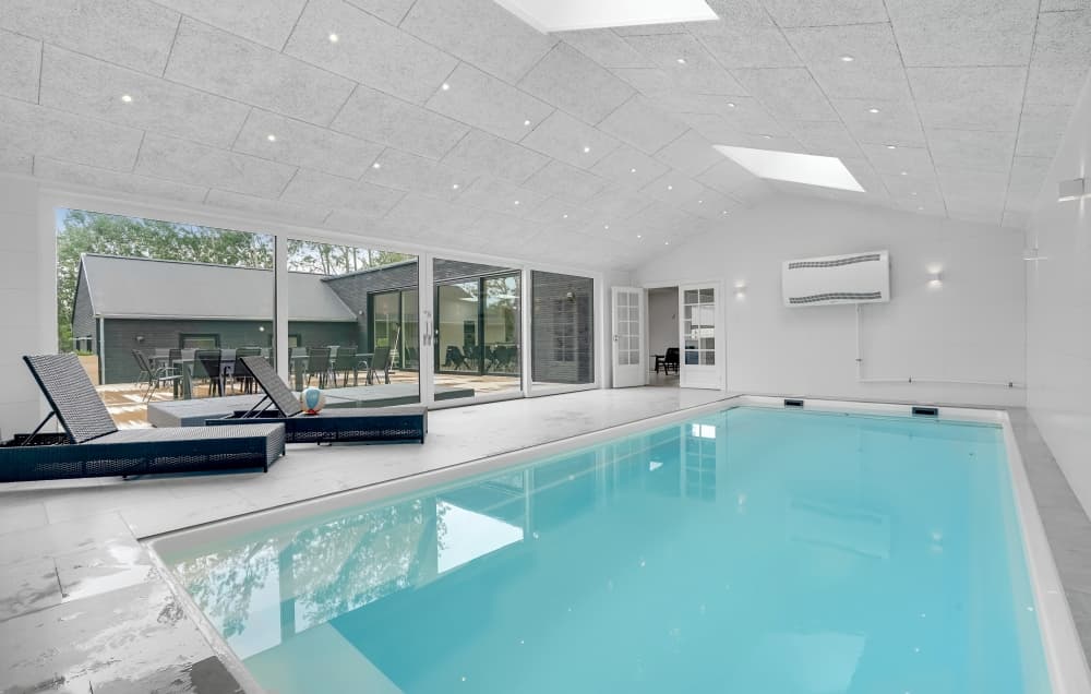 Stor, moderne ferieperle i naturskønne Veddinge Bakker til 26 personer – med pool, udesauna og vildmarksbad - Bild 1