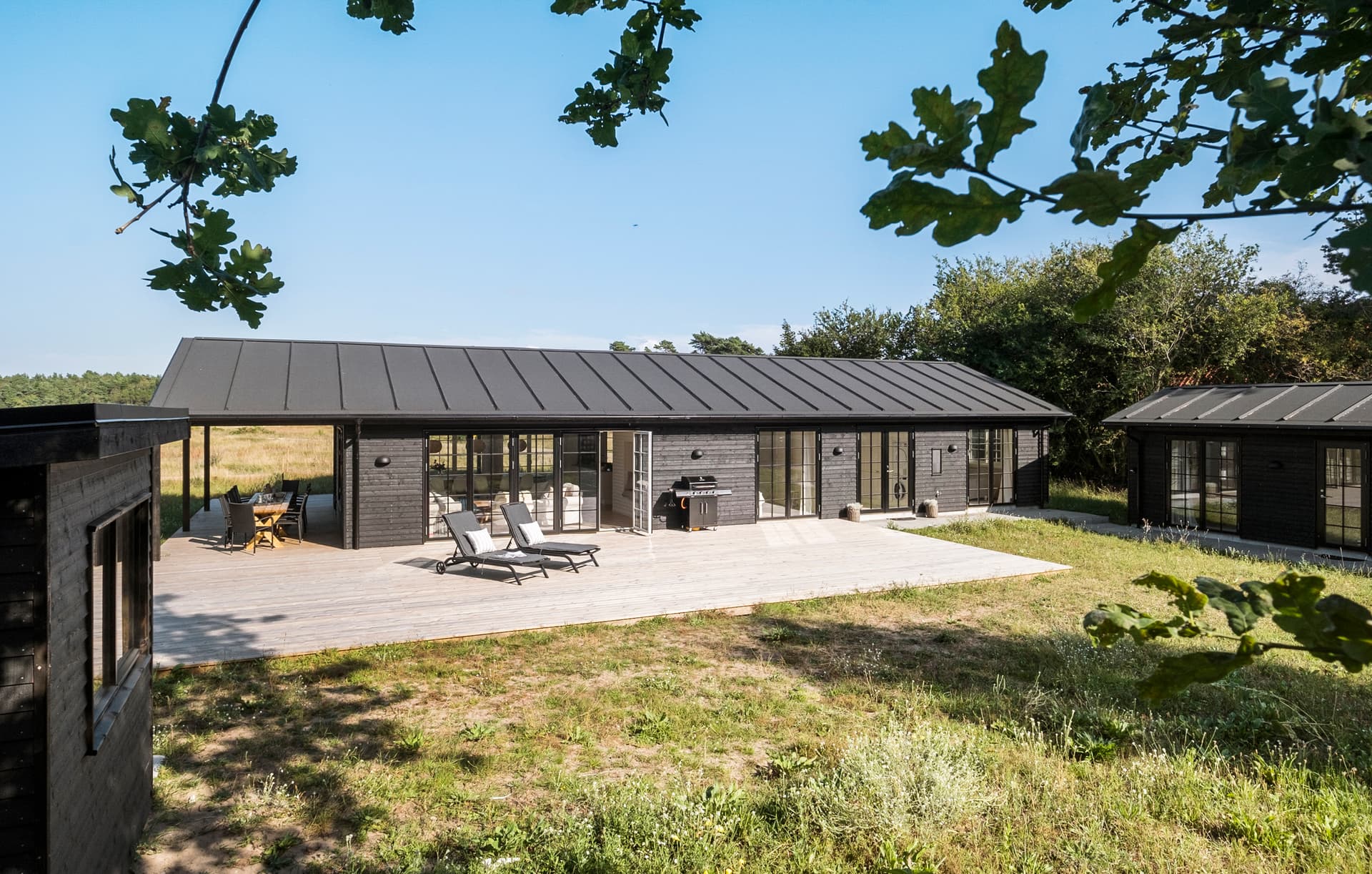 Moderne og lyst sommerhus med udespa og flot udsigt til natur i Liseleje - Bild 1