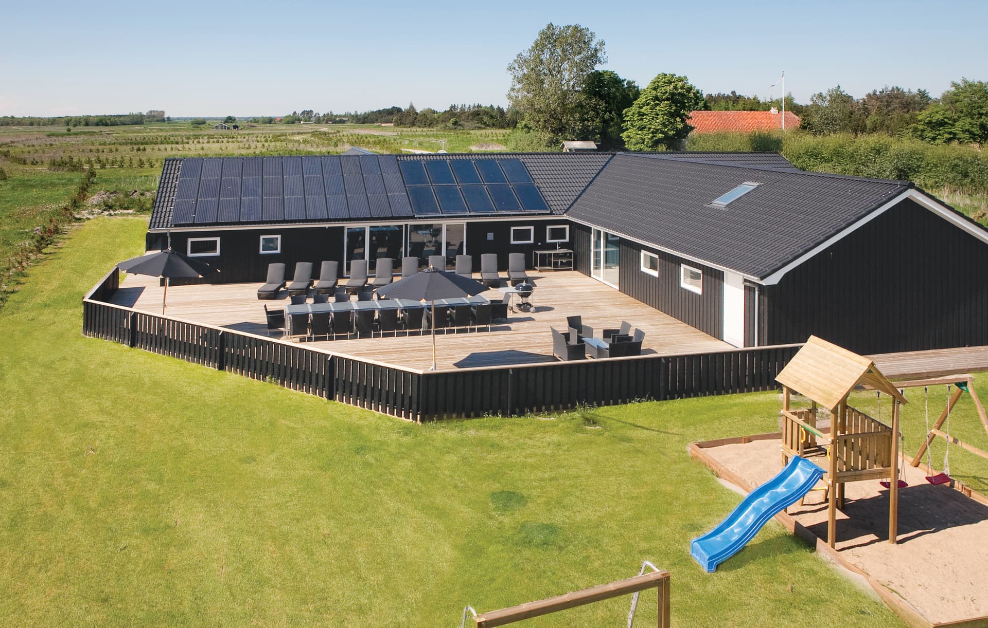 Aktivitetsfyldt sommerhus til 26 personer ved Bratten Strand - Bild 1