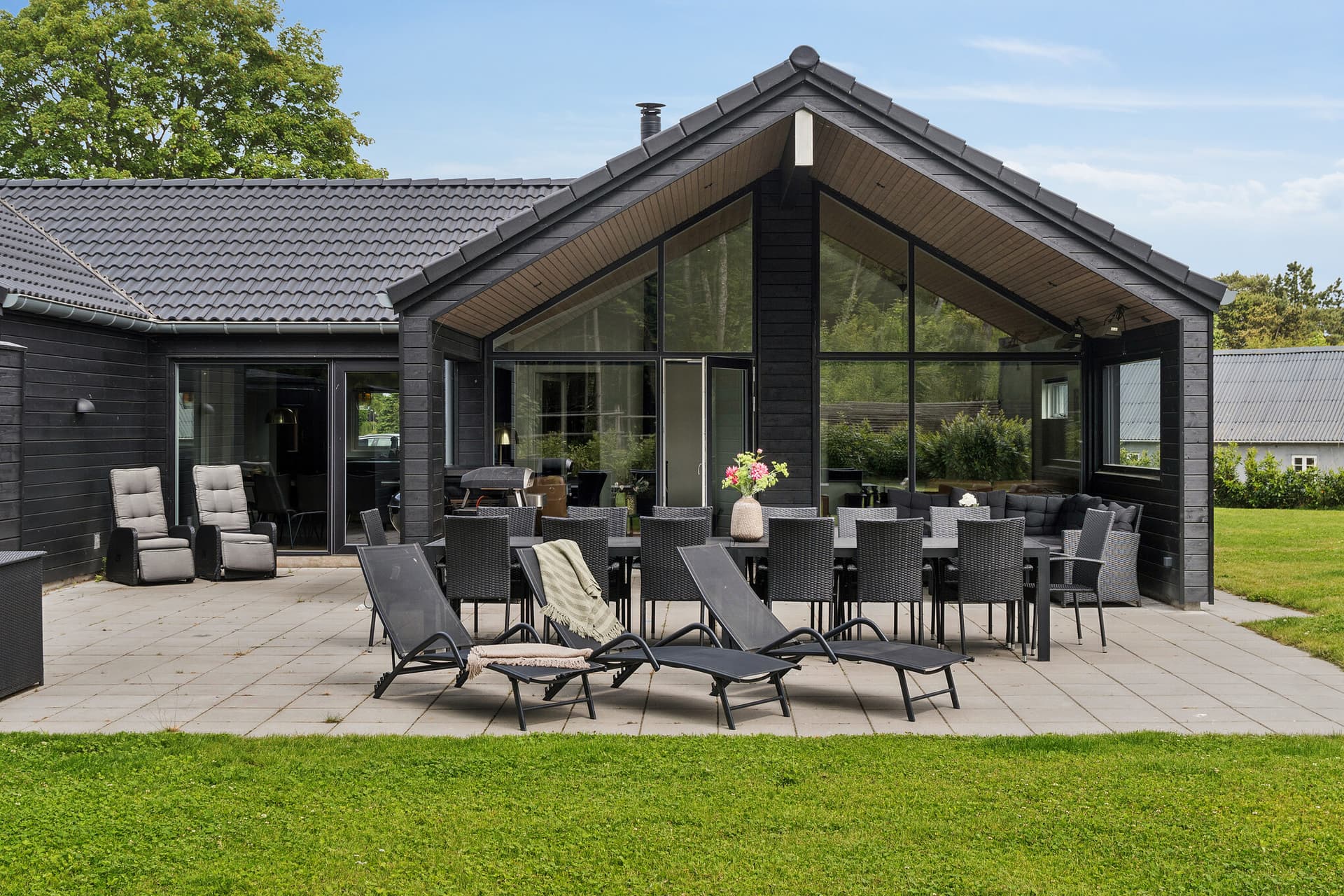 Luksuriøst poolsommerhus, med både inden- og udendørs spabad, og udendørs sauna. - Bild 1