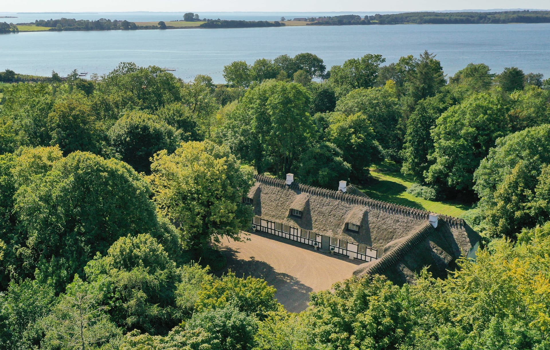 Herregårdsstemning og privat strand ved Føns Vig – med pool og stor naturgrund - Bild 1