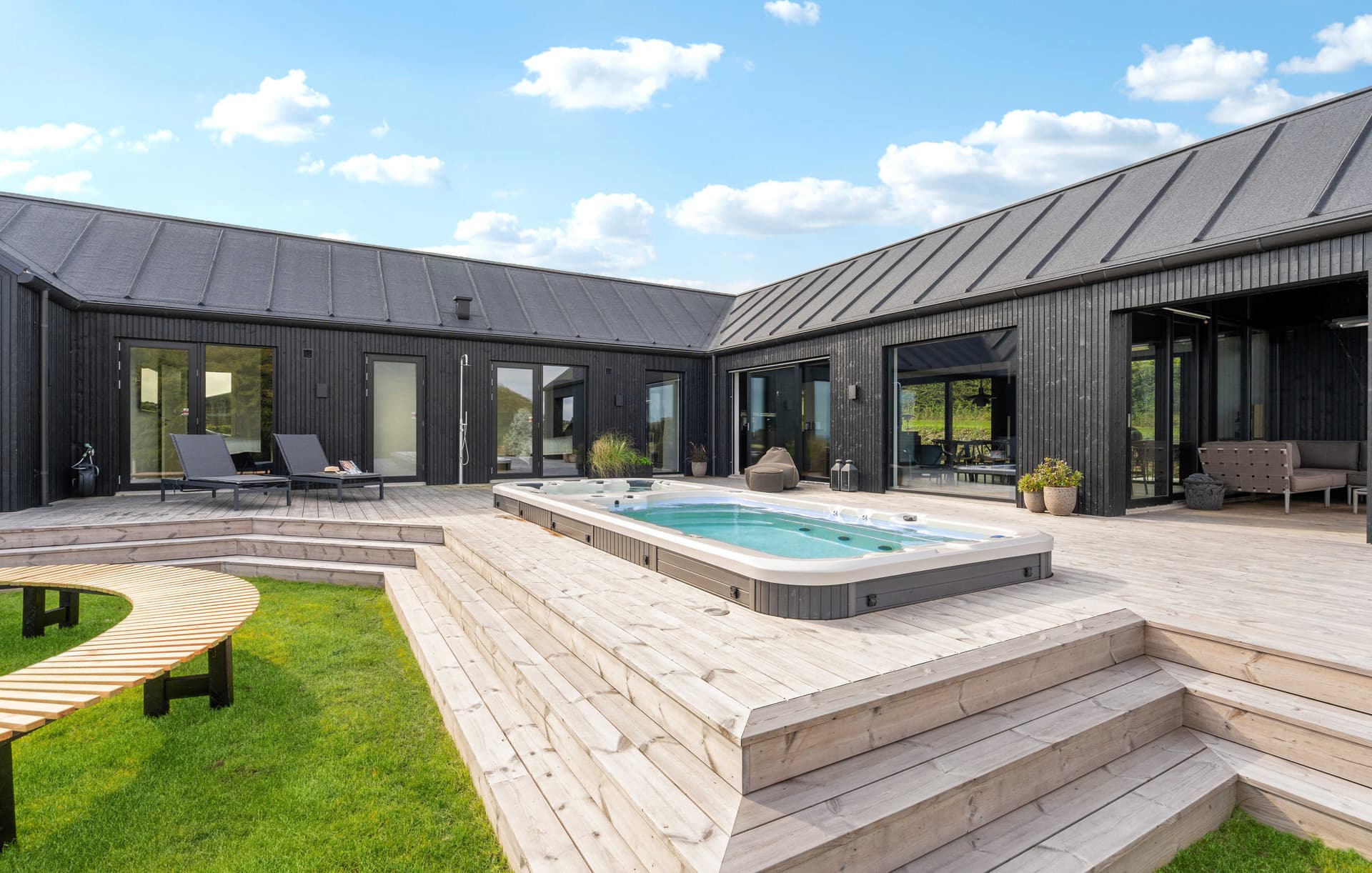 Eksklusivt sommerhus i Hejlsminde med vandudsigt, pool, udespa og store terrasser - Bild 1